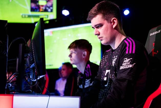 Sport Themen der Woche KW12 Sport Bilder des Tages Virtual Bundesliga Club Championship by WOW: Playoffs; 22.03.2024 LUKAS_1004 Lukas Seiler (FC Bayern München) Virtual Bundesliga Club Championship by WOW: Playoffs, Köln, Strassenkickerbase am 22.03.2024 *** Virtual Bundesliga Club Championship by WOW Playoffs 22 03 2024 LUKAS 1004 Lukas Seiler FC Bayern München Virtual Bundesliga Club Championship by WOW Playoffs, Cologne, Strassenkickerbase on 22 03 2024 Copyright: xBEAUTIFULxSPORTS Wunderlx