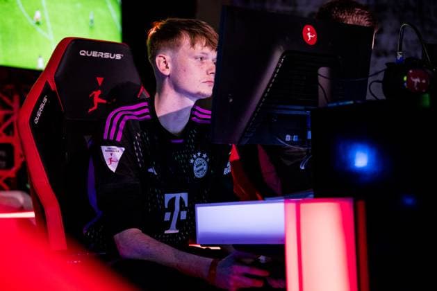 Virtual Bundesliga Club Championship by WOW: Playoffs; 22.03.2024 XTHOMAS_OM Thomas Ostermaier (FC Bayern München) Virtual Bundesliga Club Championship by WOW: Playoffs, Köln, Strassenkickerbase am 22.03.2024