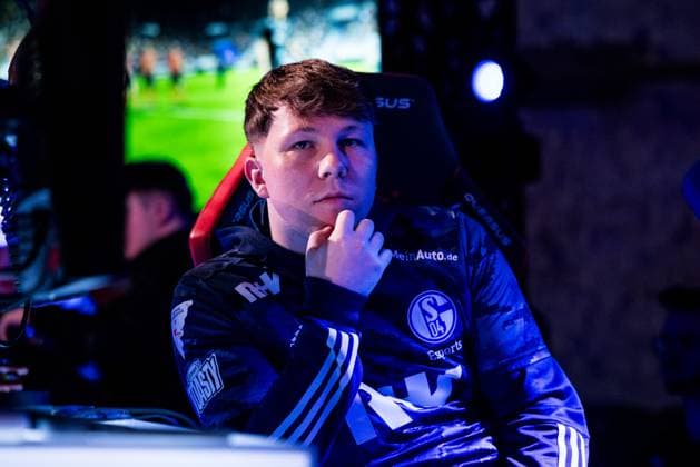 Virtual Bundesliga Club Championship by WOW: Playoffs; 22.03.2024 BUBSCHI10 Bastian Rupsch (FC Schalke 04) nachdenklich Virtual Bundesliga Club Championship by WOW: Playoffs, Köln, Strassenkickerbase am 22.03.2024