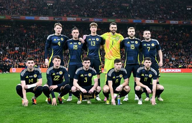 Fussball, Länderspiel, Freundschaftsspiel zur Euro 2024, Amsterdam Arena, Niederlande - Schottland; Teamfoto Schottland, hi.v.li.: Scott McTominay (SCO), Lawrence Shankland (SCO), Jack Hendry (SCO), Angus Gunn (SCO), Ryan Porteous (SCO), John McGinn (SCO), vo.v.li.: Billy Graham (SCO), Nathan Patterson (SCO), Andrew Robertson (SCO), Kieran Tierney (SCO), Ryan Christie (SCO). UEFA REGULATIONS PROHIBIT ANY USE OF PHOTOGRAPHS AS IMAGE SEQUENCES AND OR QUASI-VIDEO