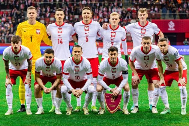 Polen Mannschaftsbild (hi. V. li.) Torwart Wojciech Szczesny, Jakub Kiwior, Jan Bednarek, Karol Swiderski, Pawel Dawidowicz; (vorn v. li.) Nicola Zalewski, Bartosz Slisz, Piotr Zielinski, Robert Lewandowski, Jakub Piotrowski, Przemyslaw Frankowski March 21, 2024, Warsaw, Poland: Team of Poland pose for a group photo during the UEFA EURO, EM, Europameisterschaft,Fussball 2024 Play-Offs semifinal match Poland at PGE Narodowy Stadium. Final score; Poland. Warsaw Poland - ZUMAs197 20240321_aaa_s197_486 Copyright: xMikolajxBarbanellx