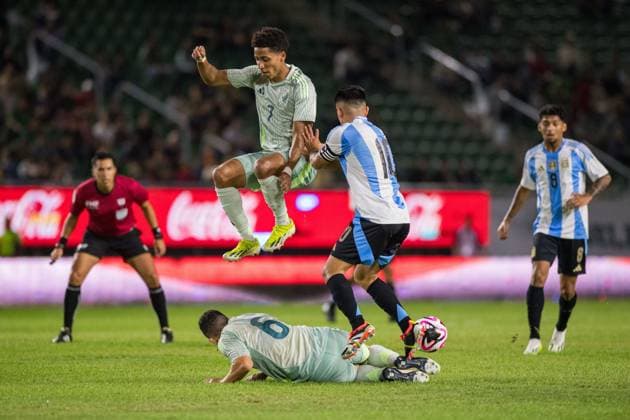 RECORD DATE NOT STATED Seleccion Mexicana Sub-23 2024 Mexico vs Argentina Jonathan Herrera (L) of Mexico fights for the ball with Thiago Almada (R) of Argentina during the friendly match between Mexico U-23 (Mexican national team, Nationalteam and Argentina U-23, at El Encanto Stadium, Mazatlan, Sinaloa, on March 22, 2024. MAZATLAN SINALOA MEXICO  Copyright: xRobertoxEcheagarayx 20240322203648_SMN_U23_MEX_ARG_HERRERA86