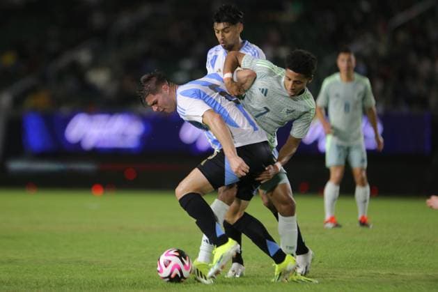 RECORD DATE NOT STATED Seleccion Mexicana Sub-23 2024 Mexico 2-4 Argentina Marco Pellegrino (L) of Argntina fights for the ball with Jonathan Herrera of Mexico during the friendly match between Mexico U-Marko 23 (Mexican national team, Nationalteam and Argentina U-23, at El Encanto Stadium, Mazatlan, Sinaloa, on March 22, 2024. MAZATLAN SINALOA MEXICO  Copyright: xCarlosxLopezx 20240322210410_SMN_U23_MEX_ARG_PELLEGRINO122