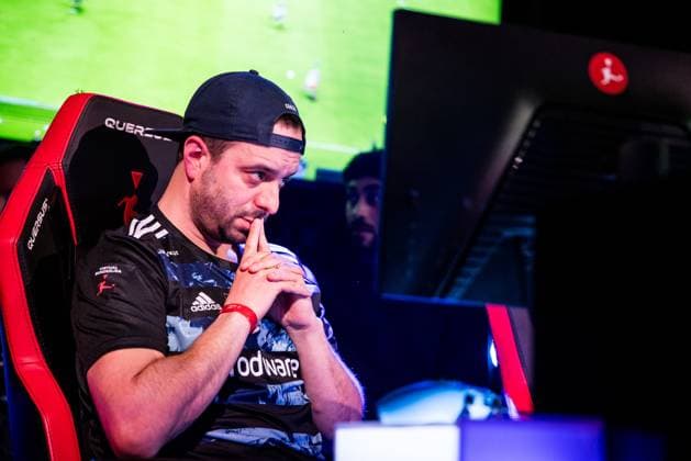 Virtual Bundesliga Club Championship by WOW: Playoffs; 22.03.2024 Coach Nicolas Eleftheriadis (Hamburger SV) nachdenklich Virtual Bundesliga Club Championship by WOW: Playoffs, Köln, Strassenkickerbase am 22.03.2024