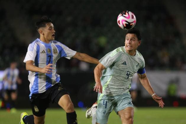 RECORD DATE NOT STATED Seleccion Mexicana Sub-23 2024 Mexico 2-4 Argentina Pablo Solari (L) of Argentina fights for the ball with Ramon Juarez of Mexico during the friendly match between Mexico U-23 (Mexican national team, Nationalteam and Argentina U-23, at El Encanto Stadium, Mazatlan, Sinaloa, on March 22, 2024. MAZATLAN SINALOA MEXICO  Copyright: xCarlosxLopezx 20240322214316_SMN_U23_MEX_ARG_JUAREZ155