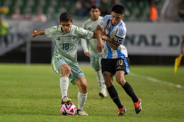 RECORD DATE NOT STATED Seleccion Mexicana Sub-23 2024 Mexico 2-4 Argentina Sebastian Fierro (L) of Mexico fights for the ball with Thiago Almada (R) of Argentina during the friendly match between Mexico U-23 (Mexican national team, Nationalteam and Argentina U-23, at El Encanto Stadium, Mazatlan, Sinaloa, on March 22, 2024. MAZATLAN SINALOA MEXICO  Copyright: xRobertoxEcheagarayx 20240322215149_SMN_U23_MEX_ARG_FIERRO162