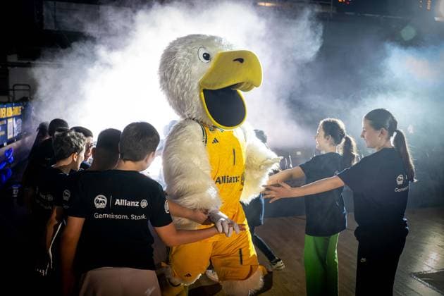 Basketball Berlin 22.03.2024 Saison 2023 2024 1. Bundesliga DBBL Alba Berlin - Saarlouis Royals Teamvorstellung Alba Albatros Maskottchen