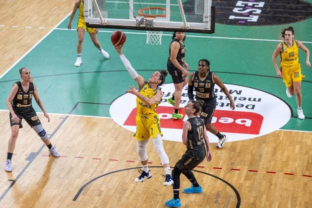 Basketball Berlin 22.03.2024 Saison 2023 2024 1. Bundesliga DBBL Alba Berlin - Saarlouis Royals Stefanie Grigoleit (Alba, No.02) Sanja Mandic (Saarlouis, No.10)