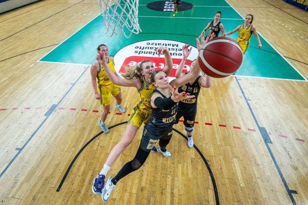 Basketball Berlin 22.03.2024 Saison 2023 2024 1. Bundesliga DBBL Alba Berlin - Saarlouis Royals Milena Marjanovic (Saarlouis, No.41) Nina Rosemeyer (Alba, No.11)
