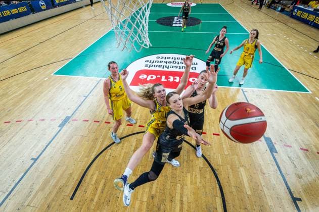Basketball Berlin 22.03.2024 Saison 2023 2024 1. Bundesliga DBBL Alba Berlin - Saarlouis Royals Milena Marjanovic (Saarlouis, No.41) Nina Rosemeyer (Alba, No.11)