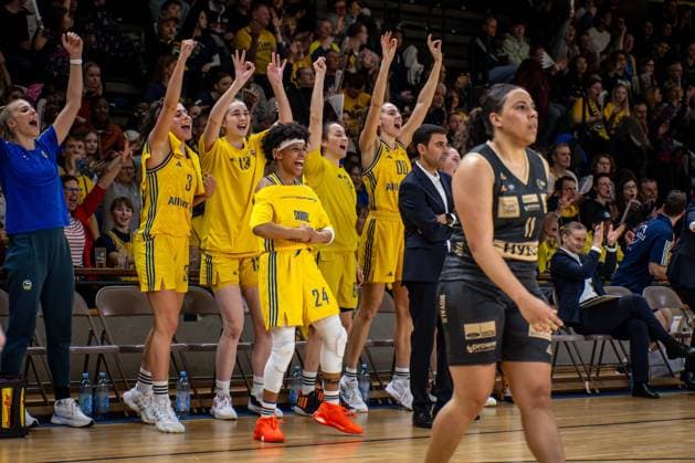 Basketball Berlin 22.03.2024 Saison 2023 2024 1. Bundesliga DBBL Alba Berlin - Saarlouis Royals Jubel Alba Marie Bertholdt (Alba, No.04) Theresa Simon (Alba, No.03) Wiebke Schwartau (Alba, No.13) Deeshyra Thomas (Alba, No.24) Maggie Mulligan (Alba, No.00) Margaret Tessa Stammberger (Alba, No.06) Cristo Cabrera (Alba, Trainer) vlnr. Destiny Lynn Littleton (Saarlouis, No.11)