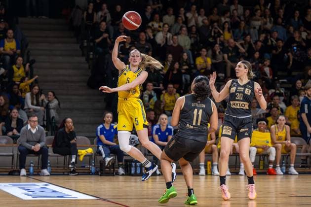 Basketball Berlin 22.03.2024 Saison 2023 2024 1. Bundesliga DBBL Alba Berlin - Saarlouis Royals Lucy Reuß (Alba, No.05) Reuss Destiny Lynn Littleton (Saarlouis, No.11) Isabelle Spingola (Saarlouis, No.30)