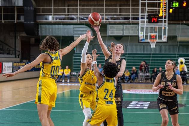 Basketball Berlin 22.03.2024 Saison 2023 2024 1. Bundesliga DBBL Alba Berlin - Saarlouis Royals Monika Jasnowska (Saarlouis, No.15) Deeshyra Thomas (Alba, No.24) Stefanie Grigoleit (Alba, No.02) Maggie Mulligan (Alba, No.00) Margaret