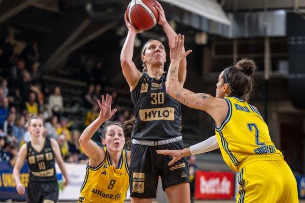 Basketball Berlin 22.03.2024 Saison 2023 2024 1. Bundesliga DBBL Alba Berlin - Saarlouis Royals Isabelle Spingola (Saarlouis, No.30) Stefanie Grigoleit (Alba, No.02) Henriette Höfermann (Alba, No.08)