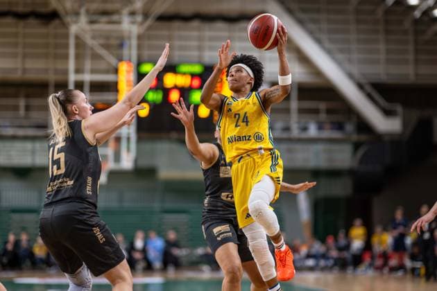 Basketball Berlin 22.03.2024 Saison 2023 2024 1. Bundesliga DBBL Alba Berlin - Saarlouis Royals Deeshyra Thomas (Alba, No.24) Destiny Lynn Littleton (Saarlouis, No.11) verd. Monika Jasnowska (Saarlouis, No.15)