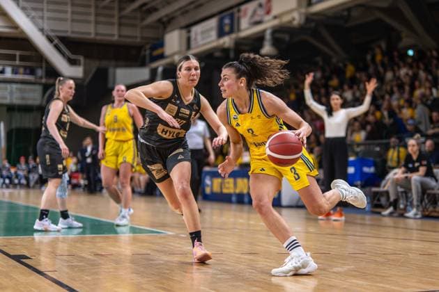 Basketball Berlin 22.03.2024 Saison 2023 2024 1. Bundesliga DBBL Alba Berlin - Saarlouis Royals Theresa Simon (Alba, No.03) Isabelle Spingola (Saarlouis, No.30)