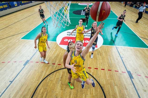Basketball Berlin 22.03.2024 Saison 2023 2024 1. Bundesliga DBBL Alba Berlin - Saarlouis Royals Nina Rosemeyer (Alba, No.11) Destiny Lynn Littleton (Saarlouis, No.11) verd.