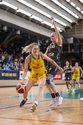 Basketball Berlin 22.03.2024 Saison 2023 2024 1. Bundesliga DBBL Alba Berlin - Saarlouis Royals Nina Rosemeyer (Alba, No.11) Monika Jasnowska (Saarlouis, No.15)