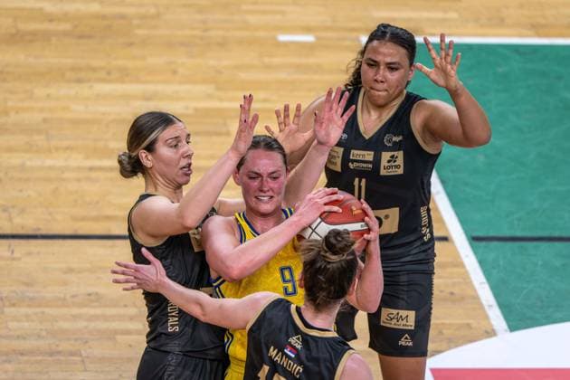 Basketball Berlin 22.03.2024 Saison 2023 2024 1. Bundesliga DBBL Alba Berlin - Saarlouis Royals Laina Snyder (Alba, No.09) Sanja Mandic (Saarlouis, No.10) Isabelle Spingola (Saarlouis, No.30) Destiny Lynn Littleton (Saarlouis, No.11)