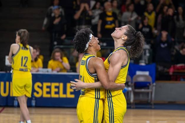 Basketball Berlin 22.03.2024 Saison 2023 2024 1. Bundesliga DBBL Alba Berlin - Saarlouis Royals Deeshyra Thomas (Alba, No.24) Theresa Simon (Alba, No.03)