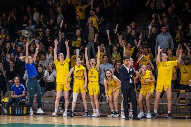 Basketball Berlin 22.03.2024 Saison 2023 2024 1. Bundesliga DBBL Alba Berlin - Saarlouis Royals Jubel Alba Marie Bertholdt (Alba, No.04) Wiebke Schwartau (Alba, No.13) Lucy Reuß (Alba, No.05) Reuss Lena Gohlisch (Alba, No.12) Henriette Höfermann (Alba, No.08) Cristo Cabrera (Alba, Trainer) Leoni Kreyenfeld (Alba, No.07) Maggie Mulligan (Alba, No.00) Margaret Nina Rosemeyer (Alba, No.11) vlnr.