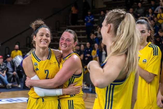 Basketball Berlin 22.03.2024 Saison 2023 2024 1. Bundesliga DBBL Alba Berlin - Saarlouis Royals Jubel Alba nach dem Sieg Stefanie Grigoleit (Alba, No.02) Laina Snyder (Alba, No.09) und andere