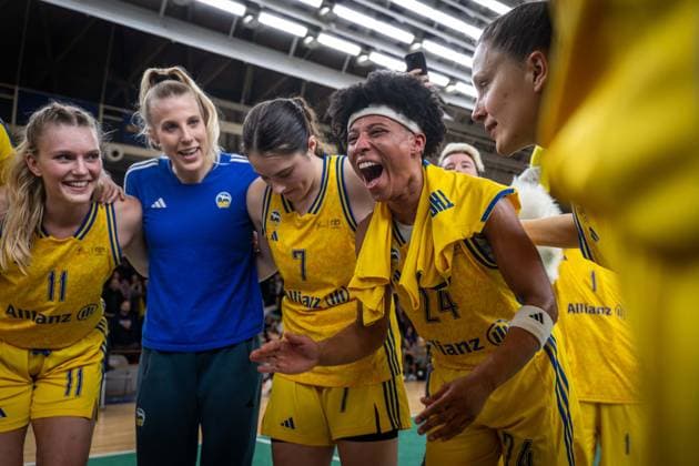 Basketball Berlin 22.03.2024 Saison 2023 2024 1. Bundesliga DBBL Alba Berlin - Saarlouis Royals Jubel Alba nach dem Sieg Deeshyra Thomas (Alba, No.24) Leoni Kreyenfeld (Alba, No.07) Marie Bertholdt (Alba, No.04) Nina Rosemeyer (Alba, No.11) und andere