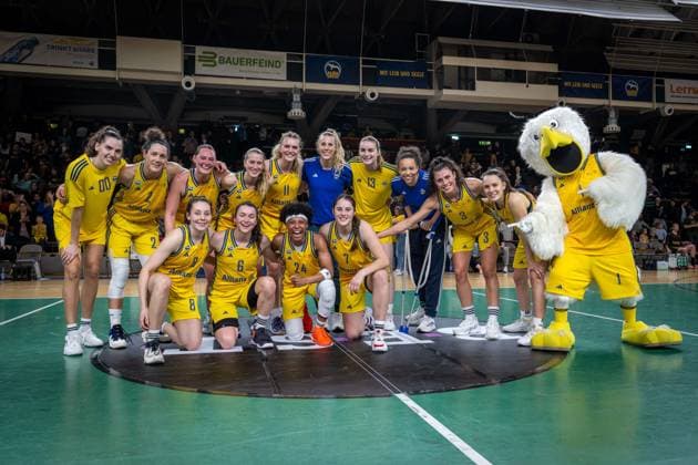 Sport Bilder des Tages Basketball Berlin 22.03.2024 Saison 2023 2024 1. Bundesliga DBBL Alba Berlin - Saarlouis Royals Jubel Alba nach dem Sieg Theresa Simon (Alba, No.03) Henriette Höfermann (Alba, No.08) Lucy Reuß (Alba, No.05) Reuss Stefanie Grigoleit (Alba, No.02) Laina Snyder (Alba, No.09) Maggie Mulligan (Alba, No.00) Margaret Nina Rosemeyer (Alba, No.11) Leoni Kreyenfeld (Alba, No.07) Tessa Stammberger (Alba, No.06) Deeshyra Thomas (Alba, No.24) Wiebke Schwartau (Alba, No.13) Lena Gohlisch (Alba, No.12) Nafi Harz (Alba, No.01) Marie Bertholdt (Alba, No.04) Albatros Maskottchen