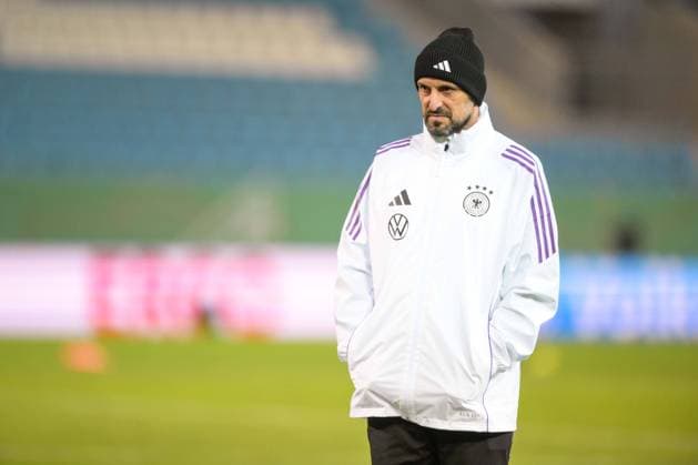 Fußball, Nationalmannschaft DFB U21, U 21 20240321, Abschlusstraining Deutschland - Kosovo. Im Bild Trainer des DFB U21 Antonio Di SALVO Portrait Oberkörper halbe Figur angeschnittenes Einzelmotiv Hände in Tasche. Chemnitz Stadion an der Gellertstraße Sachsen Deutschland Copyright: Passion2Press MarkusxFischerx