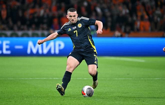 Fussball, Länderspiel, Freundschaftsspiel zur Euro 2024, Amsterdam Arena, Niederlande - Schottland 4:0; John McGinn (SCO). Aktion, Einzelbild. UEFA REGULATIONS PROHIBIT ANY USE OF PHOTOGRAPHS AS IMAGE SEQUENCES AND OR QUASI-VIDEO