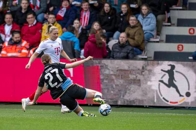 Zweikampf zwischen Lara Schmidt (1. FC Nuernberg, 27) und Marleen Schimmer (1. FC Koeln, 23), dahinter. Fussball: Google Pixel Frauen-Bundesliga, Saison 2023 2024, 16. Spieltag, 1. FC Koeln - 1. FC Nuernberg am 23.03.2024 im Franz-Kremer-Stadion in Koeln. Wichtiger Hinweis: Gemaess den Vorgaben der DFL Deutsche Fussball Liga bzw. des DFB Deutscher Fussball-Bund ist es untersagt, in dem Stadion und oder vom Spiel angefertigte Fotoaufnahmen in Form von Sequenzbildern und oder videoaehnlichen Fotostrecken zu verwerten bzw. verwerten zu lassen. Foto: Kirchner-Media TH Copyright: xKirchner-Media THx