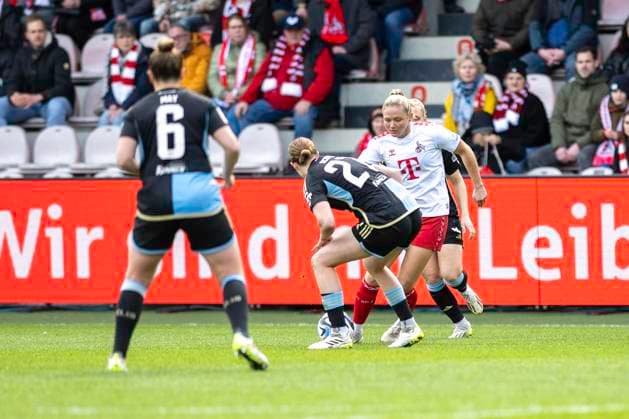 Zweikampf zwischen Lara Schmidt (1. FC Nuernberg, 27), vorne und Marleen Schimmer (1. FC Koeln, 23), dahinter. Fussball: Google Pixel Frauen-Bundesliga, Saison 2023 2024, 16. Spieltag, 1. FC Koeln - 1. FC Nuernberg am 23.03.2024 im Franz-Kremer-Stadion in Koeln. Wichtiger Hinweis: Gemaess den Vorgaben der DFL Deutsche Fussball Liga bzw. des DFB Deutscher Fussball-Bund ist es untersagt, in dem Stadion und oder vom Spiel angefertigte Fotoaufnahmen in Form von Sequenzbildern und oder videoaehnlichen Fotostrecken zu verwerten bzw. verwerten zu lassen. Foto: Kirchner-Media TH Copyright: xKirchner-Media THx