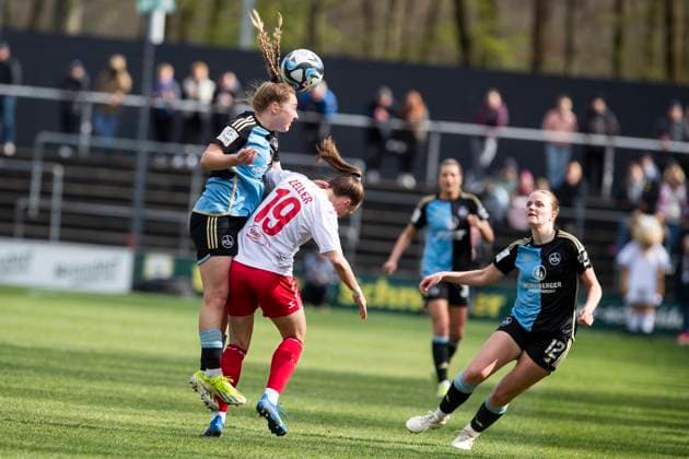 GOOGLE PIXEL Frauen-Bundesliga: 1. FC Köln - 1. FC Nürnberg, 23.03.2024 Madeleine Steck (1. FC Nürnberg, 28) im Zweikampf mit Dora Zeller (1. FC Köln, 19). GOOGLE PIXEL Frauen-Bundesliga, 1. FC Köln - 1. FC Nürnberg, 17. Spieltag, am 23.03.2024, Franz-Kremer-Stadion, Köln DFL regulations prohibit any use of photographs as image sequences and or quasi-video Copyright: xBEAUTIFULxSPORTS Meuselx