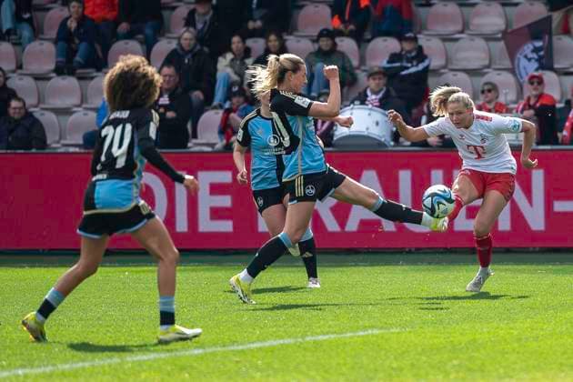 Zweikampf zwischen Medcina Desic (1. FC Nuernberg, 30), links und Marleen Schimmer (1. FC Koeln, 23), rechts. Fussball: Google Pixel Frauen-Bundesliga, Saison 2023 2024, 16. Spieltag, 1. FC Koeln - 1. FC Nuernberg am 23.03.2024 im Franz-Kremer-Stadion in Koeln. Wichtiger Hinweis: Gemaess den Vorgaben der DFL Deutsche Fussball Liga bzw. des DFB Deutscher Fussball-Bund ist es untersagt, in dem Stadion und oder vom Spiel angefertigte Fotoaufnahmen in Form von Sequenzbildern und oder videoaehnlichen Fotostrecken zu verwerten bzw. verwerten zu lassen. Foto: Kirchner-Media TH Copyright: xKirchner-Media THx
