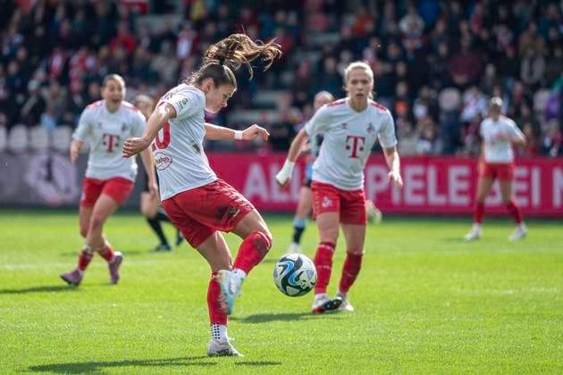 Martyna Wiankowska (1. FC Koeln, 26) nimmt den Ball volley. Fussball: Google Pixel Frauen-Bundesliga, Saison 2023 2024, 16. Spieltag, 1. FC Koeln - 1. FC Nuernberg am 23.03.2024 im Franz-Kremer-Stadion in Koeln. Wichtiger Hinweis: Gemaess den Vorgaben der DFL Deutsche Fussball Liga bzw. des DFB Deutscher Fussball-Bund ist es untersagt, in dem Stadion und oder vom Spiel angefertigte Fotoaufnahmen in Form von Sequenzbildern und oder videoaehnlichen Fotostrecken zu verwerten bzw. verwerten zu lassen. Foto: Kirchner-Media TH Copyright: xKirchner-Media THx