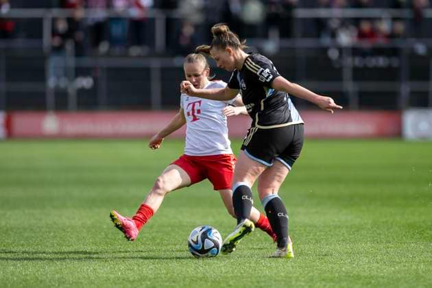 Zweikampf zwischen Jessica May (1. FC Nuernberg, 06), vorne und Laura Donhauser (1. FC Köln, 25), dahinter. Fussball: Google Pixel Frauen-Bundesliga, Saison 2023 2024, 16. Spieltag, 1. FC Koeln - 1. FC Nuernberg am 23.03.2024 im Franz-Kremer-Stadion in Koeln. Wichtiger Hinweis: Gemaess den Vorgaben der DFL Deutsche Fussball Liga bzw. des DFB Deutscher Fussball-Bund ist es untersagt, in dem Stadion und oder vom Spiel angefertigte Fotoaufnahmen in Form von Sequenzbildern und oder videoaehnlichen Fotostrecken zu verwerten bzw. verwerten zu lassen. Foto: Kirchner-Media TH Copyright: xKirchner-Media THx