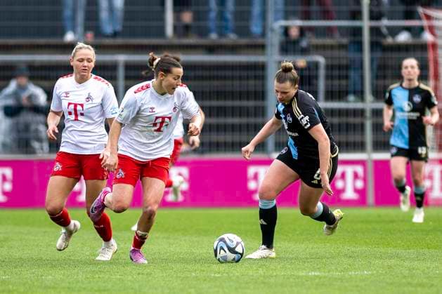 Zweikampf zwischen Carlotta Wamser (1. FC Koeln, 30), links und Jessica May (1. FC Nuernberg, 06), rechts. Dahinter Marleen Schimmer (1. FC Koeln, 23). Fussball: Google Pixel Frauen-Bundesliga, Saison 2023 2024, 16. Spieltag, 1. FC Koeln - 1. FC Nuernberg am 23.03.2024 im Franz-Kremer-Stadion in Koeln. Wichtiger Hinweis: Gemaess den Vorgaben der DFL Deutsche Fussball Liga bzw. des DFB Deutscher Fussball-Bund ist es untersagt, in dem Stadion und oder vom Spiel angefertigte Fotoaufnahmen in Form von Sequenzbildern und oder videoaehnlichen Fotostrecken zu verwerten bzw. verwerten zu lassen. Foto: Kirchner-Media TH Copyright: xKirchner-Media THx