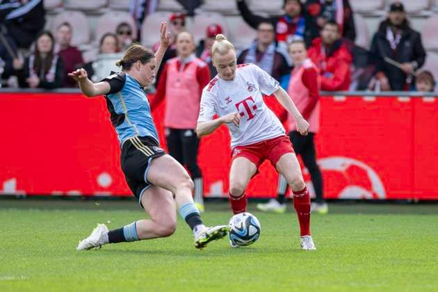 Zweikampf zwischen Lara Schmidt (1. FC Nuernberg, 27), vorne und Anna Gerhardt (1. FC Koeln, 21), dahinter. Fussball: Google Pixel Frauen-Bundesliga, Saison 2023 2024, 16. Spieltag, 1. FC Koeln - 1. FC Nuernberg am 23.03.2024 im Franz-Kremer-Stadion in Koeln. Wichtiger Hinweis: Gemaess den Vorgaben der DFL Deutsche Fussball Liga bzw. des DFB Deutscher Fussball-Bund ist es untersagt, in dem Stadion und oder vom Spiel angefertigte Fotoaufnahmen in Form von Sequenzbildern und oder videoaehnlichen Fotostrecken zu verwerten bzw. verwerten zu lassen. Foto: Kirchner-Media TH Copyright: xKirchner-Media THx