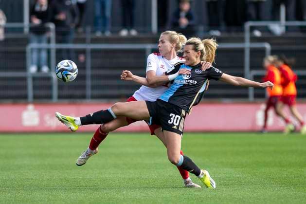 Zweikampf zwischen Celina Degen (1. FC Koeln, 05), hinten und Medcina Desic (1. FC Nuernberg, 30), vorne. Fussball: Google Pixel Frauen-Bundesliga, Saison 2023 2024, 16. Spieltag, 1. FC Koeln - 1. FC Nuernberg am 23.03.2024 im Franz-Kremer-Stadion in Koeln. Wichtiger Hinweis: Gemaess den Vorgaben der DFL Deutsche Fussball Liga bzw. des DFB Deutscher Fussball-Bund ist es untersagt, in dem Stadion und oder vom Spiel angefertigte Fotoaufnahmen in Form von Sequenzbildern und oder videoaehnlichen Fotostrecken zu verwerten bzw. verwerten zu lassen. Foto: Kirchner-Media TH Copyright: xKirchner-Media THx