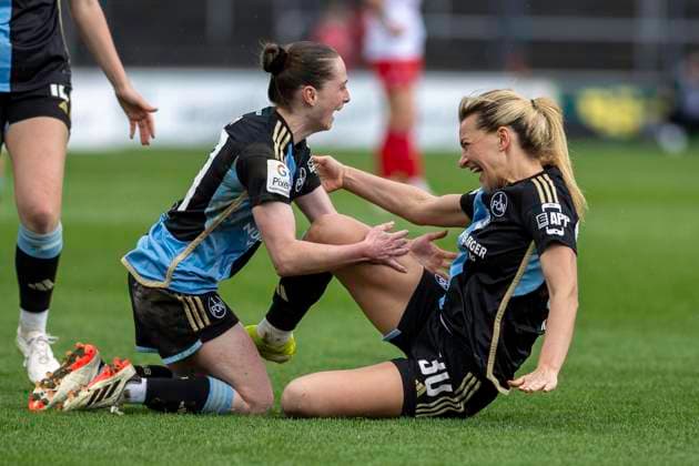 Vanessa Haim (1. FC Nuernberg, 19) und Medcina Desic (1. FC Nuernberg, 30) rutschen jubelnd aufeinander zu. Fussball: Google Pixel Frauen-Bundesliga, Saison 2023 2024, 16. Spieltag, 1. FC Koeln - 1. FC Nuernberg am 23.03.2024 im Franz-Kremer-Stadion in Koeln. Wichtiger Hinweis: Gemaess den Vorgaben der DFL Deutsche Fussball Liga bzw. des DFB Deutscher Fussball-Bund ist es untersagt, in dem Stadion und oder vom Spiel angefertigte Fotoaufnahmen in Form von Sequenzbildern und oder videoaehnlichen Fotostrecken zu verwerten bzw. verwerten zu lassen. Foto: Kirchner-Media TH Copyright: xKirchner-Media THx