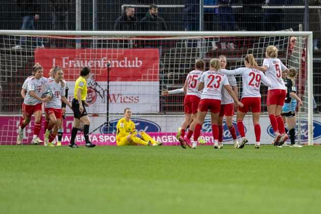 Die Koelner Spieilerinnen bejubeln den Ausgleich zum 3:3. Lea Paulick (1. FC Nuernberg, 01) ist geschlagen. Fussball: Google Pixel Frauen-Bundesliga, Saison 2023 2024, 16. Spieltag, 1. FC Koeln - 1. FC Nuernberg am 23.03.2024 im Franz-Kremer-Stadion in Koeln. Wichtiger Hinweis: Gemaess den Vorgaben der DFL Deutsche Fussball Liga bzw. des DFB Deutscher Fussball-Bund ist es untersagt, in dem Stadion und oder vom Spiel angefertigte Fotoaufnahmen in Form von Sequenzbildern und oder videoaehnlichen Fotostrecken zu verwerten bzw. verwerten zu lassen. Foto: Kirchner-Media TH Copyright: xKirchner-Media THx