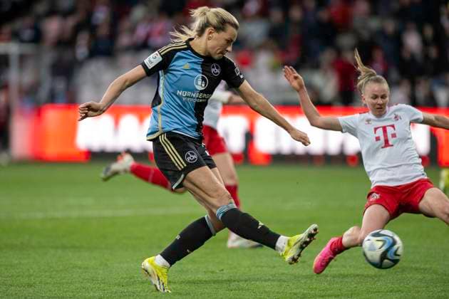 Medcina Desic (1. FC Nuernberg, 30) erzielt das Tor zum 4:3. Laura Donhauser (1. FC Köln, 25) kommt zu spaet. Fussball: Google Pixel Frauen-Bundesliga, Saison 2023 2024, 16. Spieltag, 1. FC Koeln - 1. FC Nuernberg am 23.03.2024 im Franz-Kremer-Stadion in Koeln. Wichtiger Hinweis: Gemaess den Vorgaben der DFL Deutsche Fussball Liga bzw. des DFB Deutscher Fussball-Bund ist es untersagt, in dem Stadion und oder vom Spiel angefertigte Fotoaufnahmen in Form von Sequenzbildern und oder videoaehnlichen Fotostrecken zu verwerten bzw. verwerten zu lassen. Foto: Kirchner-Media TH Copyright: xKirchner-Media THx
