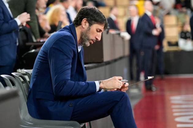 Turkish Airlines EuroLeague: Monaco Vs Valencia Basket in Monaco - 22 Mar 2024 Valence coach Alex Mumbru is seen during the Euroleague match between AS Monaco and Valence Basket in salle Gaston-Medecin. Final score; Monaco 79:78 Valencia Basket. Monaco Monaco Copyright: xLaurentxCoustx xSOPAxImagesx -coust-mon-val-euroleague-908038-22032024