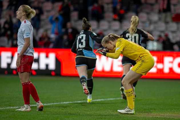 Waehrend Lara Felix (1. FC Nuernberg, 13) und Medcina Desic (1. FC Nuernberg, 30) jubelnd zu ihren Fans laufen, kann es Paula Hoppe (1. FC Köln, 12) nicht fassen. Fussball: Google Pixel Frauen-Bundesliga, Saison 2023 2024, 16. Spieltag, 1. FC Koeln - 1. FC Nuernberg am 23.03.2024 im Franz-Kremer-Stadion in Koeln. Wichtiger Hinweis: Gemaess den Vorgaben der DFL Deutsche Fussball Liga bzw. des DFB Deutscher Fussball-Bund ist es untersagt, in dem Stadion und oder vom Spiel angefertigte Fotoaufnahmen in Form von Sequenzbildern und oder videoaehnlichen Fotostrecken zu verwerten bzw. verwerten zu lassen. Foto: Kirchner-Media TH Copyright: xKirchner-Media THx