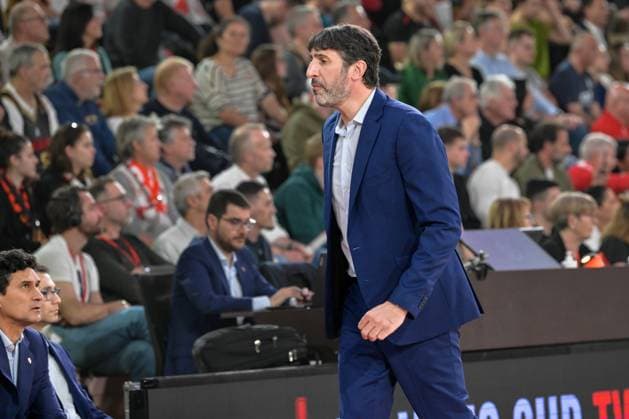 Turkish Airlines EuroLeague: Monaco Vs Valencia Basket in Monaco - 22 Mar 2024 Valence coach Alex Mumbru is seen during the Euroleague match between AS Monaco and Valence Basket at salle Gaston-Medecin. Final score; Monaco 79:78 Valencia Basket. Monaco Monaco Copyright: xLaurentxCoustx xSOPAxImagesx -coust-mon-val-euroleague-909192-22032024