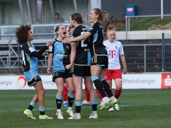 Köln, Deutschland 23. März 2024: 1. BL - Frauen - 2023 2024 - 1. FC Köln vs. 1. FC Nürnberg Im Bild: dritte v. li. Torschützin Lara Schmidt (1. FC Nuernberg) jubelt nach ihrem Tor zum 0:1 mit ihren Mannschaftskolleginnen. DFB regulations prohibit any use of photographs as image sequences and or quasi-video Franz-Kremer-Stadion Nordrhein Westfalen Copyright: xFotostandx xFantinix