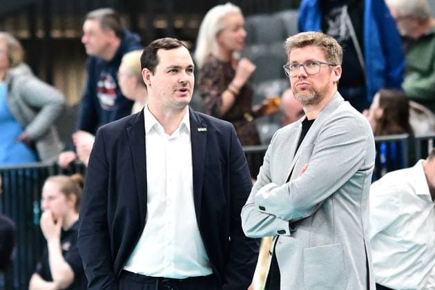 Volleyball I Herren I 2023-2024 I Bundesliga I Playoffs I Viertelfinale I Spiel 2 I SVG Lüneburg - WWK Volleys Herrsching I 23.3.2024 Thomas Ranner (Trainer WWK Volleys Herrsching) im Plausch mit Stefan Hübner Headcoach (SVG Lüneburg) Lüneburg LKH Arena Niedersachsen Deutschland Copyright: xLobeca AndreasxHannigx
