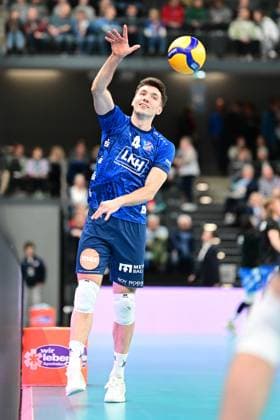 Volleyball I Herren I 2023-2024 I Bundesliga I Playoffs I Viertelfinale I Spiel 2 I SVG Lüneburg - WWK Volleys Herrsching I 23.3.2024 Maxwell David Elgert (4, SVG Lüneburg) beim warm up Lüneburg LKH Arena Niedersachsen Deutschland Copyright: xLobeca AndreasxHannigx