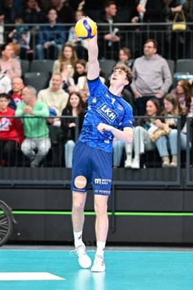 Volleyball I Herren I 2023-2024 I Bundesliga I Playoffs I Viertelfinale I Spiel 2 I SVG Lüneburg - WWK Volleys Herrsching I 23.3.2024 Joscha Kunstmann (7, SVG Lüneburg) beim warm up Lüneburg LKH Arena Niedersachsen Deutschland Copyright: xLobeca AndreasxHannigx