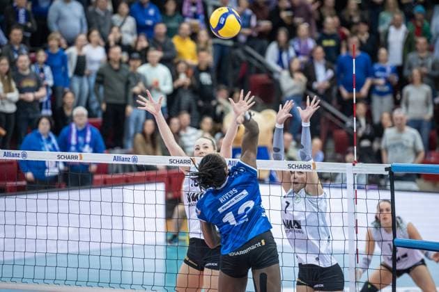 Krystal Rivers (Allianz MTV Stuttgart, 13) vs. USC-Block aus Amalie Joergensen (USC Muenster, 10) und Elena Koemmling (USC Muenster, 07), re. Allianz MTV Stuttgart - USC Muenster, 23.03.2024, Stuttgart (SCHARRena), DEU Allianz MTV Stuttgart - USC Muenster, Volleyball Bundesliga, Frauen, VBL, Saison 2023 24, 23.03.2024, Stuttgart (SCHARRena), DEU Stuttgart Copyright: xSandyxDinkelackerx EP_SDR